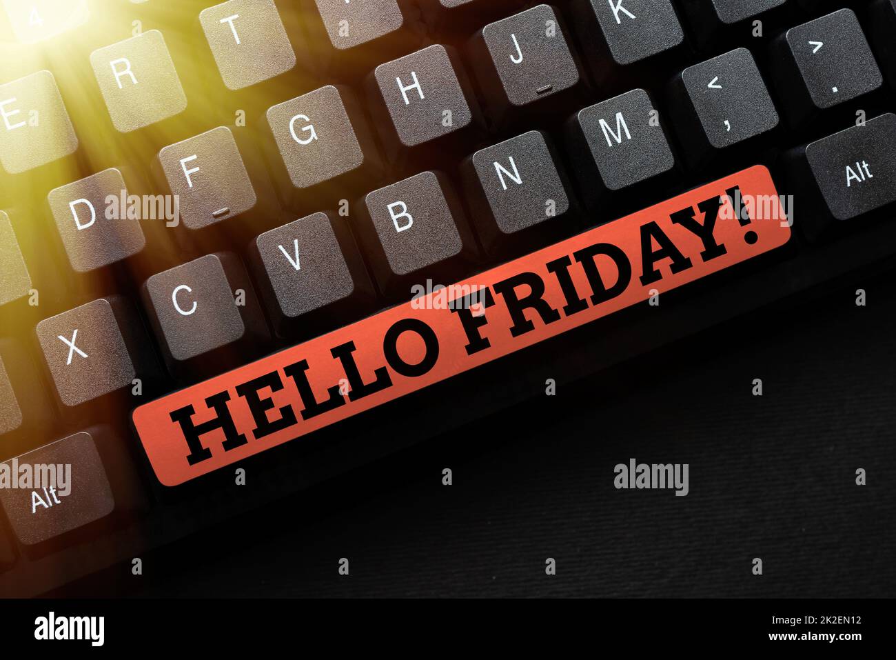 Texte d'écriture Bonjour vendredi. Photo conceptuelle Laissez le week-end commencer et le temps de se détendre et de célébrer le typage Code script, Résumé Télécharger un nouveau journal en ligne Banque D'Images