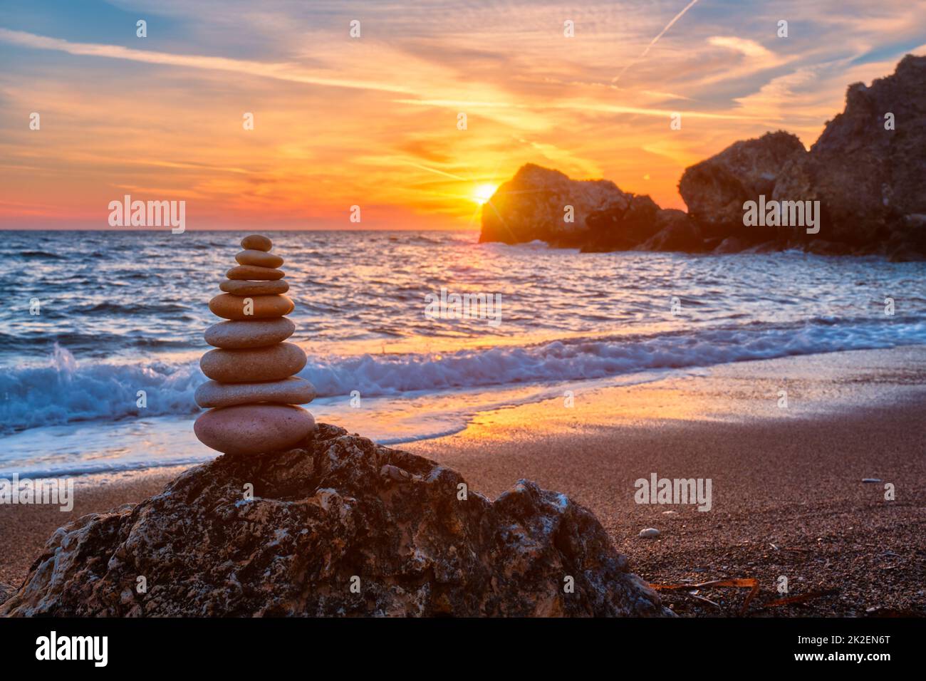 Concept d'équilibre et d'harmonie - pile de pierre sur le plage Banque D'Images