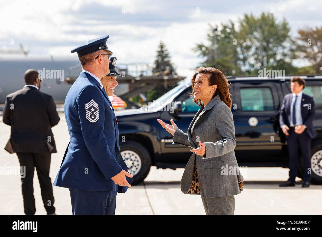 Le vice-président des États-Unis, Kamala Harris, Milwaukee, Wisconsin, 22 septembre 2022, accueille les membres de la Garde nationale aérienne de la US Air Force à l'aéroport international Mitchell. Harris devait faire des remarques à la conférence de l'Association des procureurs généraux démocrates (DAGA) à l'hôtel Pfister de Milwaukee, Wisconsin, sur 22 septembre, 2022Credit: Jeffrey Phelps/Pool via CNP /MediaPunch Banque D'Images