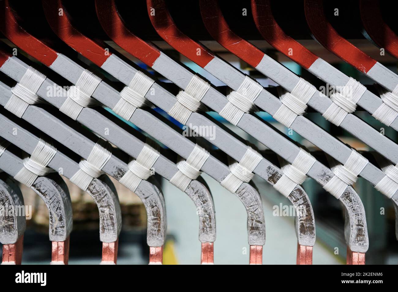 Groupe de détails métalliques colorés du moteur électrique à l'usine Banque D'Images