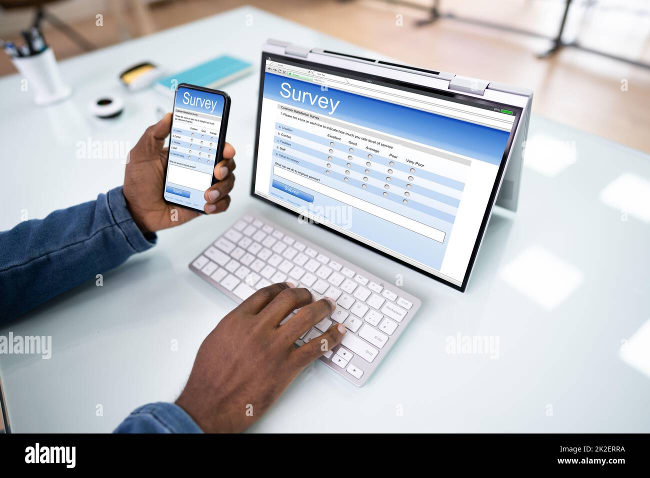 Businessman Giving Enquête en ligne sur tablette numérique Banque D'Images