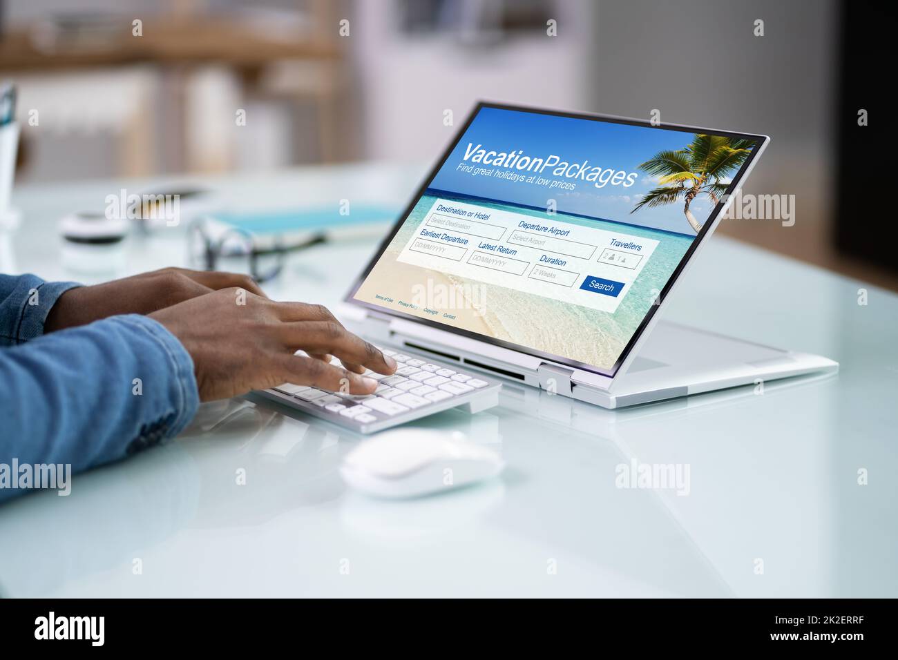 Homme remplissant le formulaire de vacances en ligne Banque D'Images