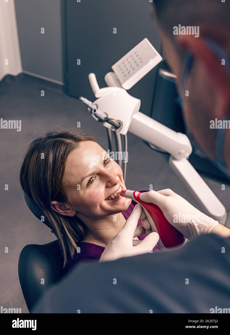 Dentiste examiner la couleur des dents Banque D'Images