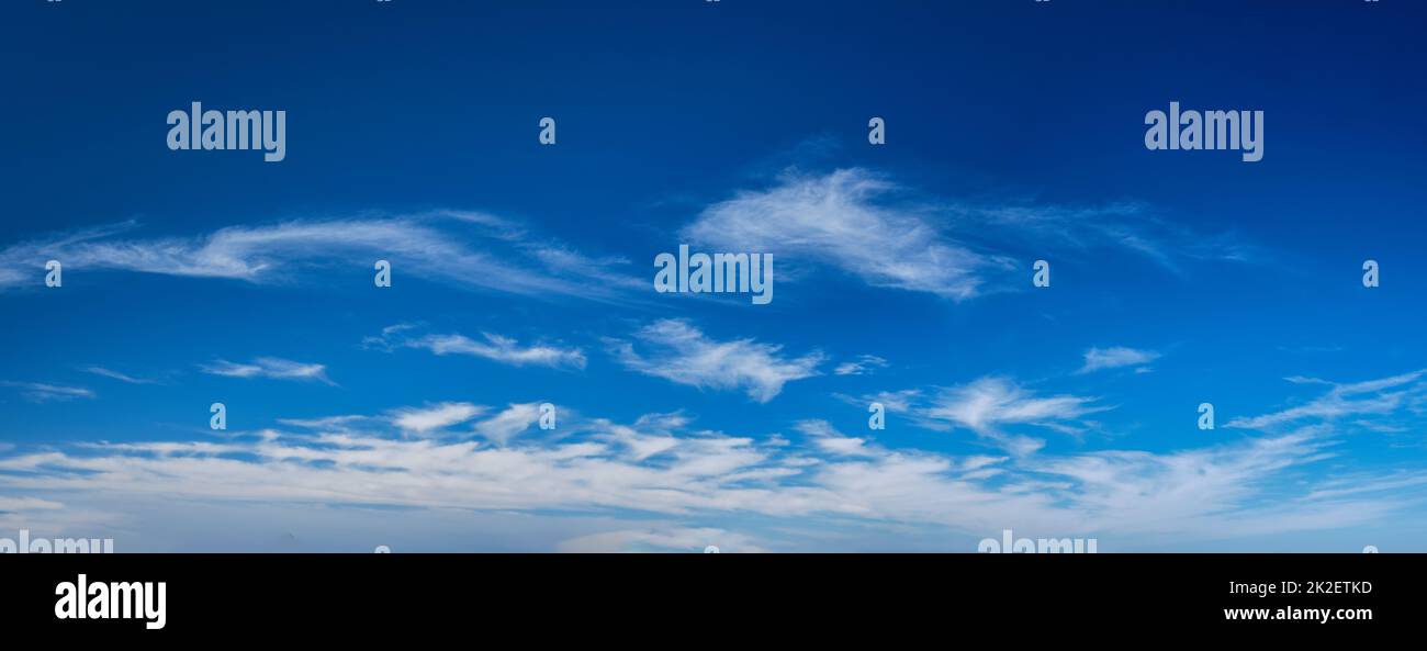 Clair bleu ciel avec des nuages Banque D'Images