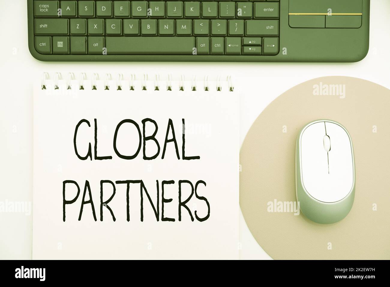 Inspiration montrant le signe Global Partners. Photo conceptuelle deux entreprises ou plus de différents pays travaillent en équipe fournitures de bureau sur le bureau avec clavier et lunettes et tasse de café pour le travail Banque D'Images