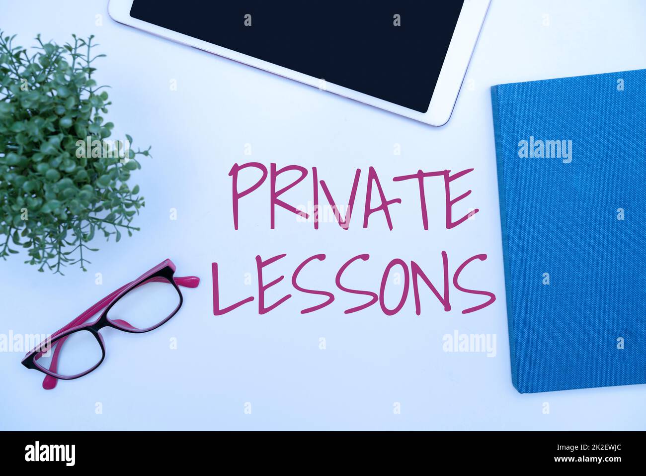 Affiche les leçons privées. Internet concept enseignement qui est généralement payé en privé par de petits groupes fournitures de bureau sur le bureau avec clavier et des lunettes et café tasse pour le travail Banque D'Images
