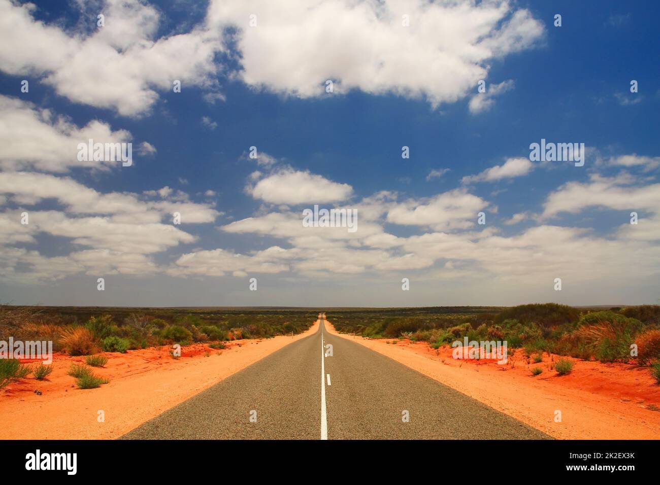 L'interminable route australienne de l'autre côté de l'Outback Banque D'Images
