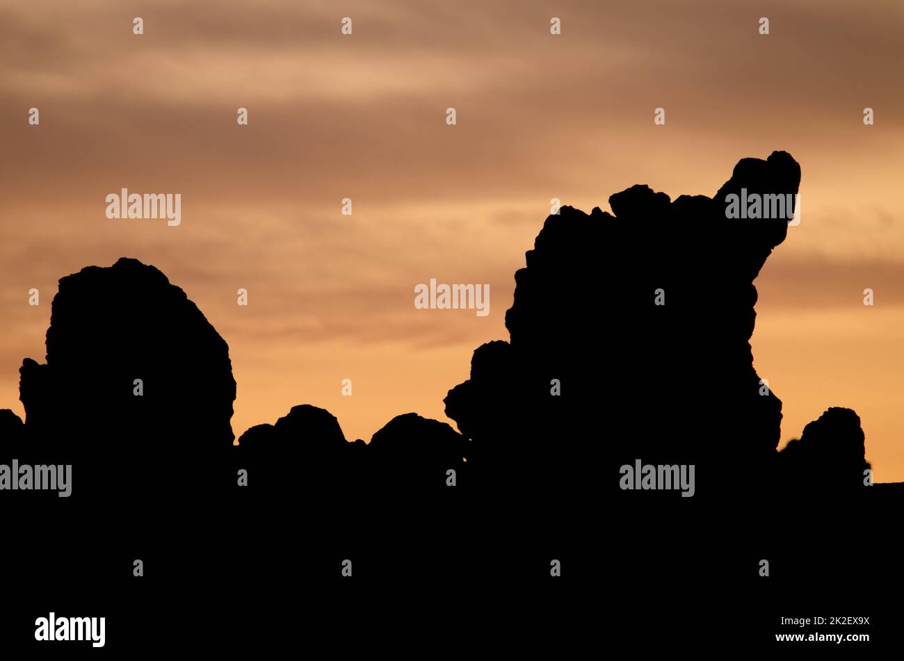 Falaises rocheuses au coucher du soleil. Banque D'Images