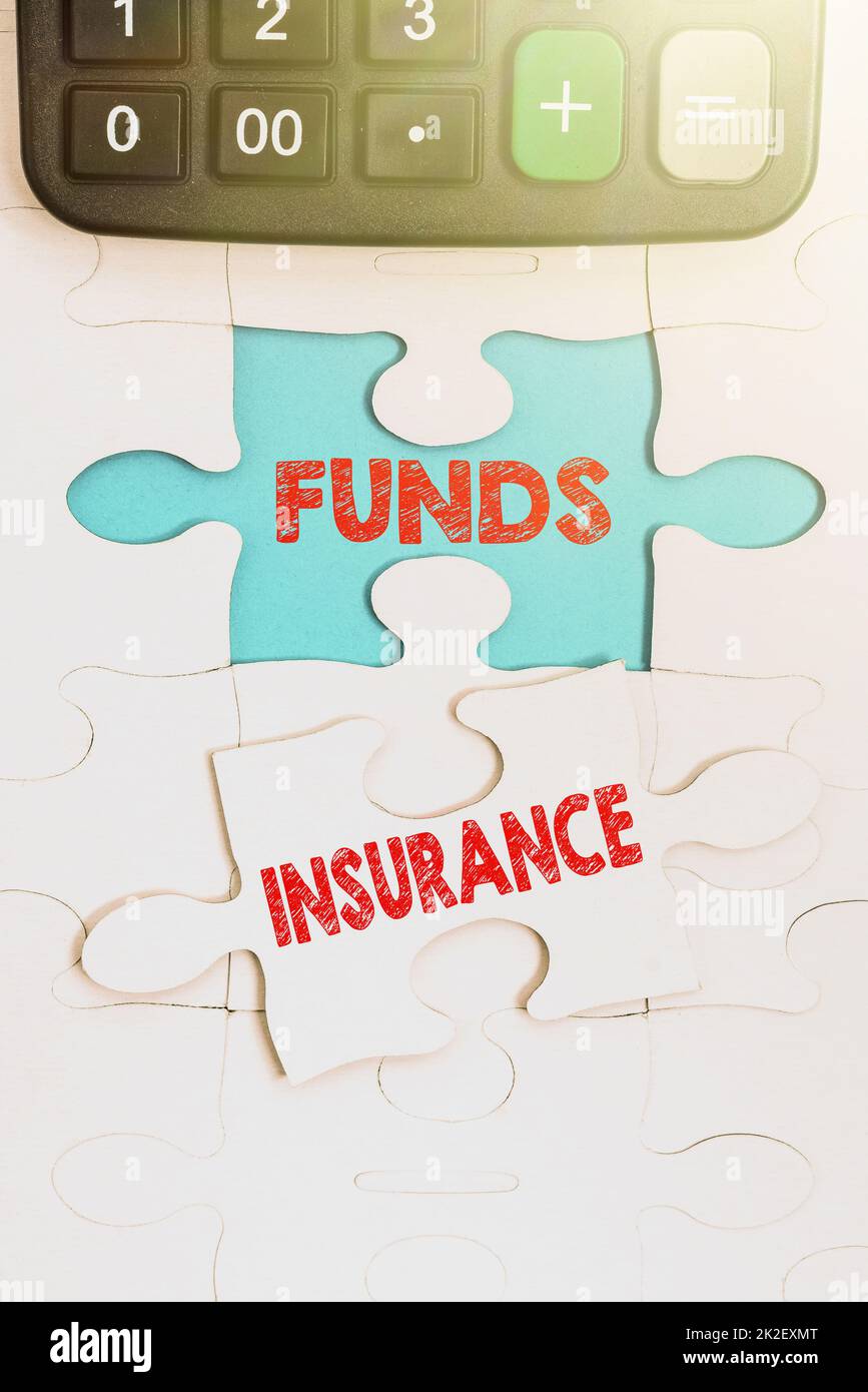 Affiche textuelle indiquant l'assurance de fonds. Photo conceptuelle forme de l'investissement collectif offert des politiques d'assurance construire un puzzle blanc non fini avec la dernière pièce manquante Banque D'Images