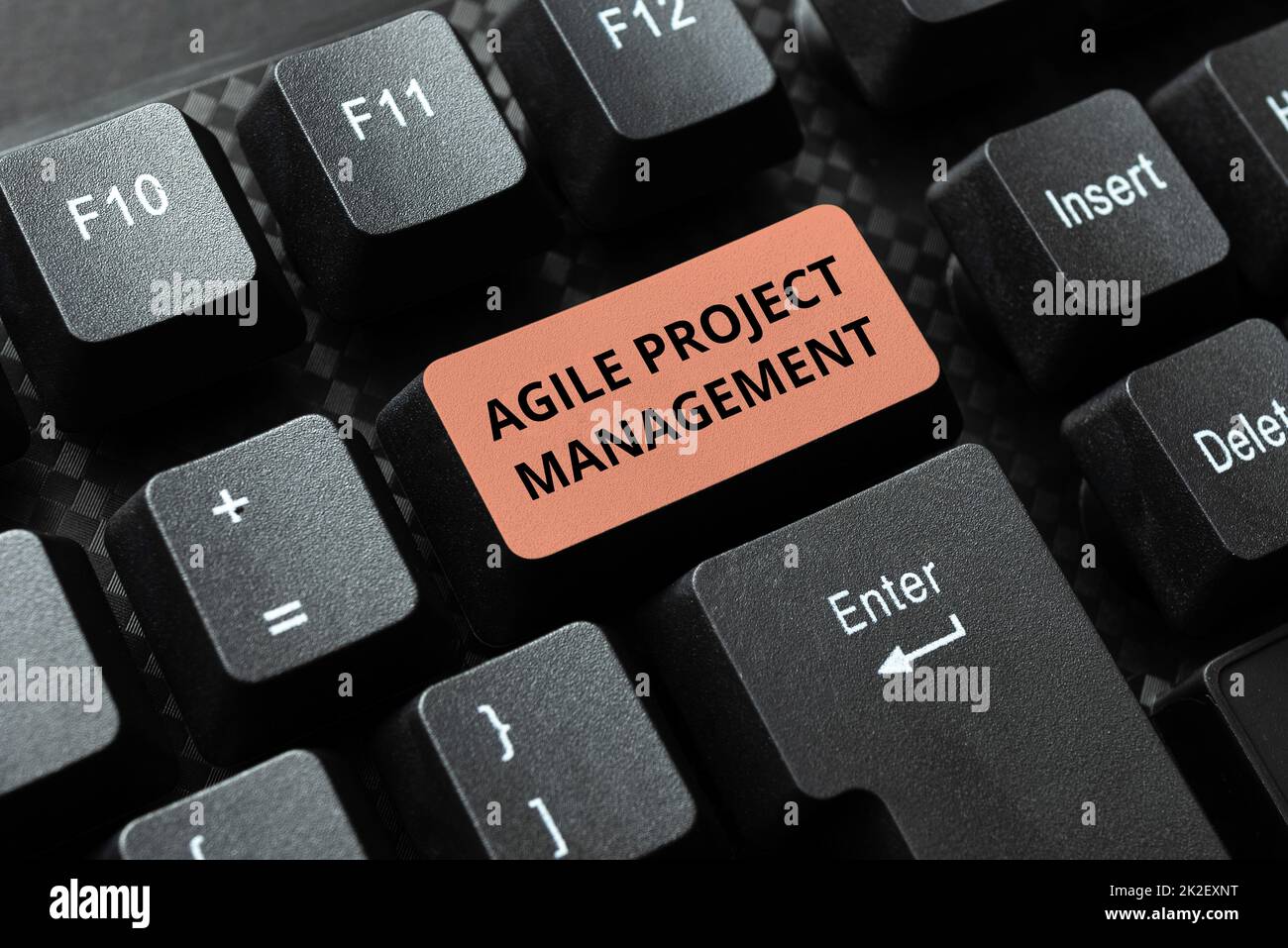 Écriture affichage de texte gestion de projet Agile. Méthodologie conceptuelle de gestion de la photo de la technologie traditionnelle à la technologie moderne création de données d'entreprise stockage, dactylographie Budget et enregistrement des dépenses Banque D'Images