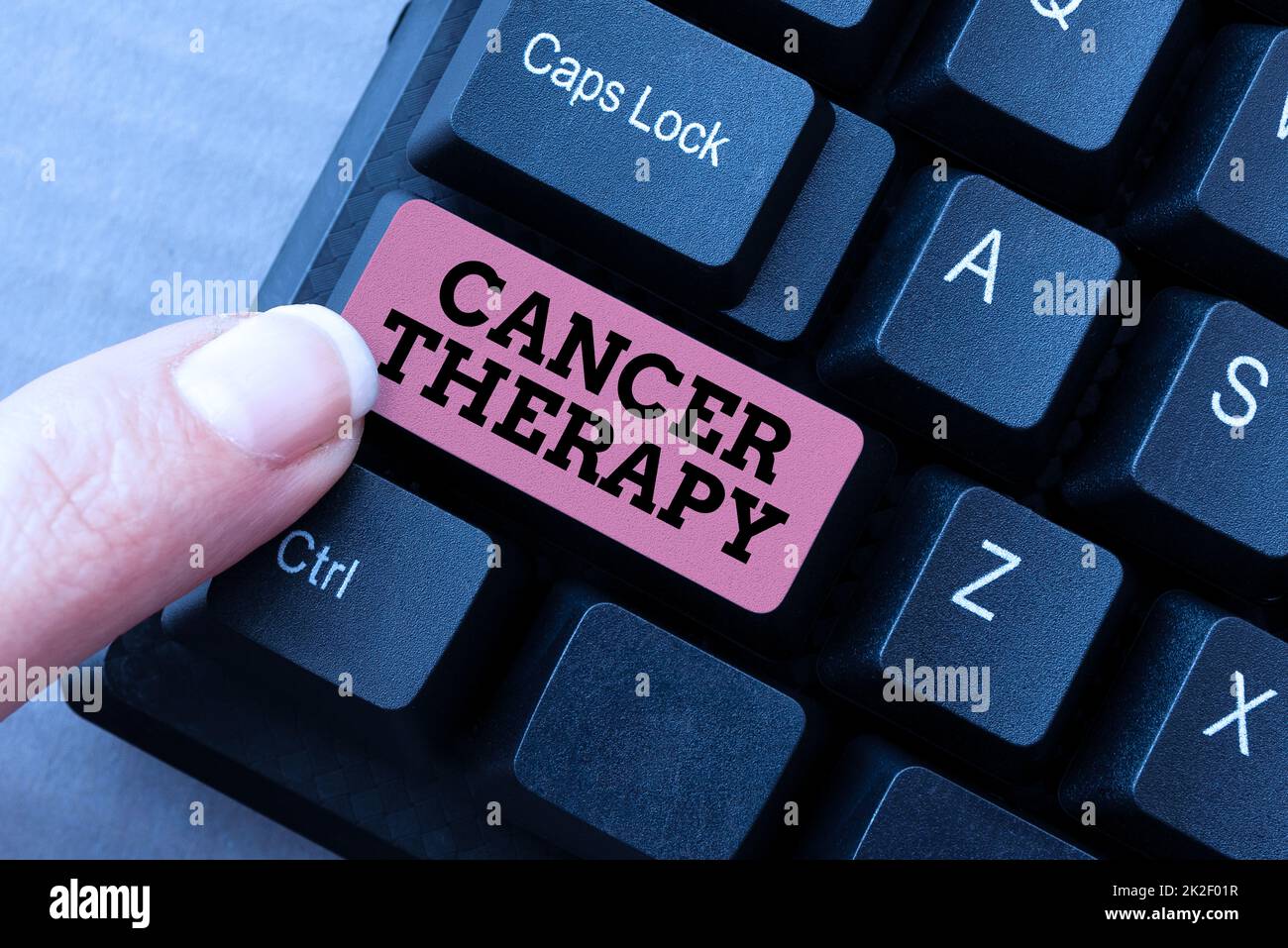 Affichage conceptuel cancer Therapy. Photo conceptuelle le traitement du cancer chez un patient souvent avec la chimiothérapie Résumé dactylographiant des lettres d'invitation en ligne, programme de correction de traitement de texte Banque D'Images