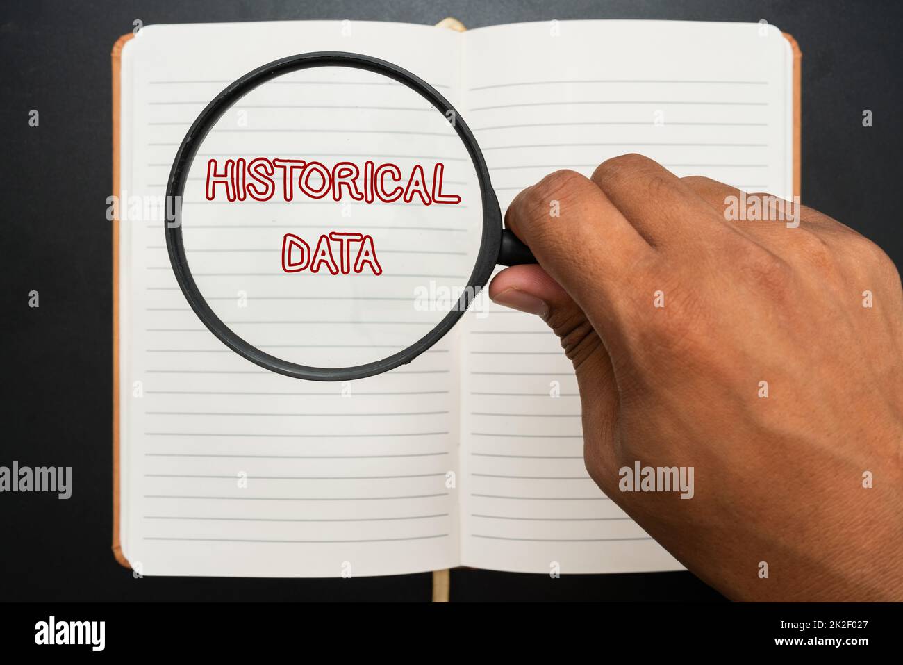 Texte d'écriture données historiques. Concept signification collecte de données sur les événements et les circonstances passés fournitures de bureau sur le bureau avec clavier et lunettes et tasse à café pour le travail Banque D'Images