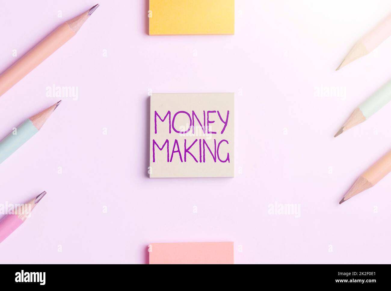 Inspiration montrant l'argent de signe faire. Business concept produire un profit particulièrement avec peu d'effort rentable fournitures de bureau d'école, Bright Teaching Learning Collections Banque D'Images