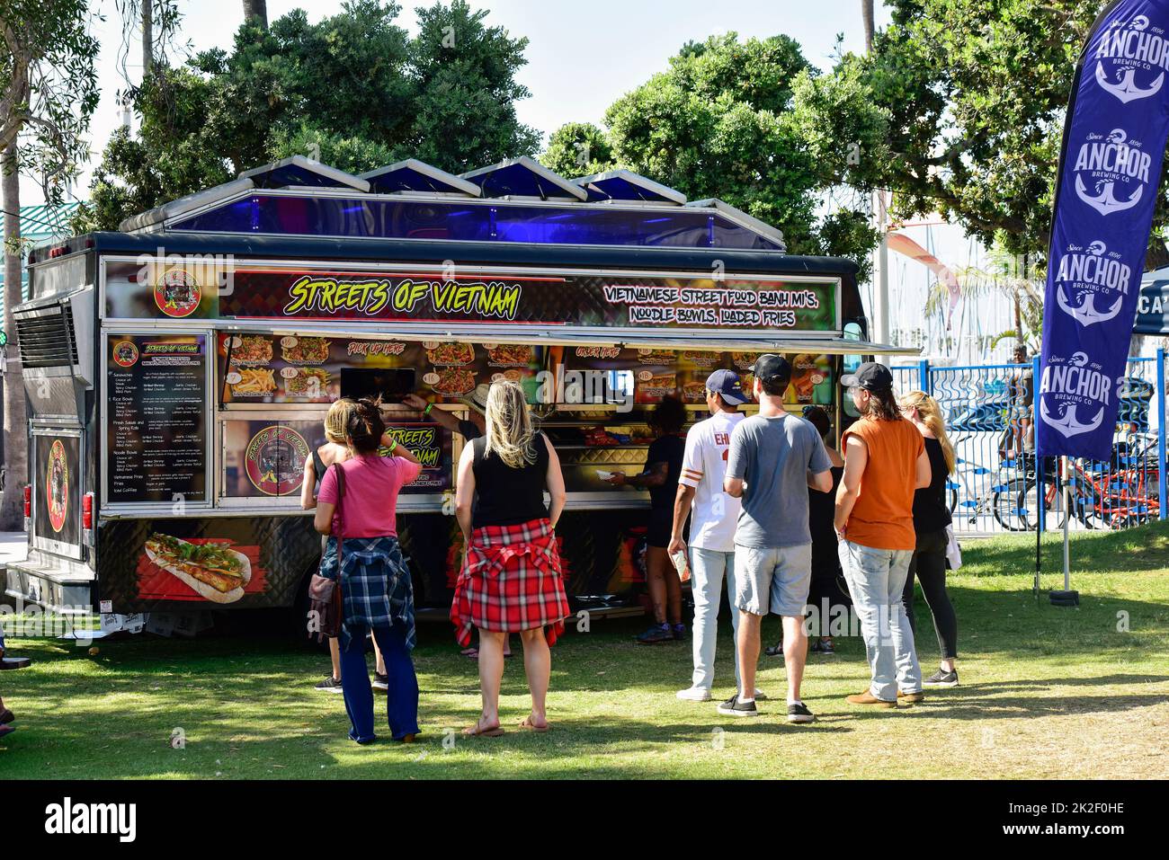 Redondo Beach, Californie 17 septembre 2022 - les gens dans un camion de nourriture populaire au ranch de la plage, crédit - Ken Howard/Alamy Banque D'Images