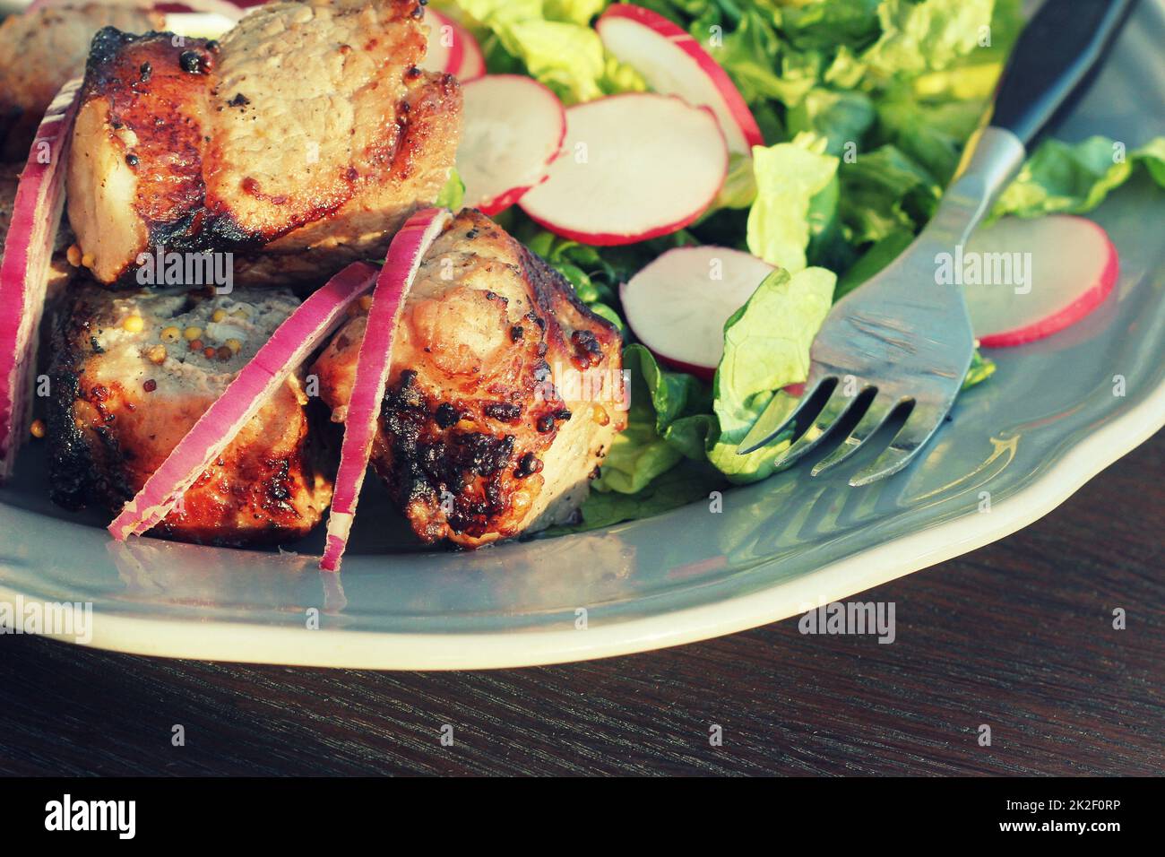 La viande de barbecue. Brochettes de porc grillées avec la salade sur l'assiette. Banque D'Images