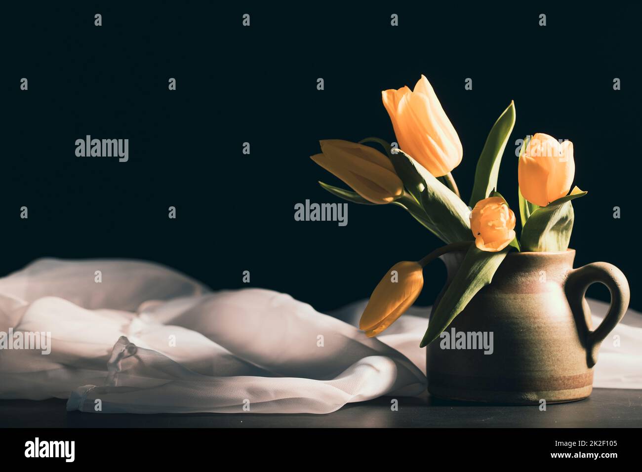 Encore la vie avec le bouquet de fleurs de tulipe jaune Banque D'Images