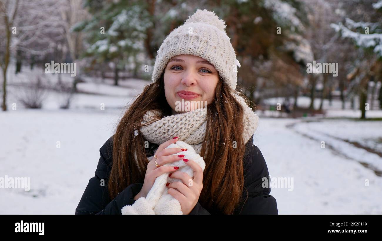 Une femme heureuse marche dans le parc d'hiver Banque D'Images