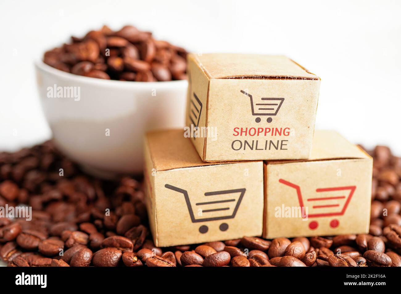 Panier d'achat sur les grains de café, achats en ligne pour l'exportation ou l'importation. Banque D'Images