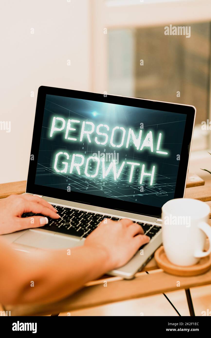 Inspiration montrant la croissance personnelle de signe. Concept sens améliorer vos compétences qualités apprendre de nouveaux matériaux à la fois les mains dactylographiant sur l'ordinateur portable à côté de la coupe et le travail d'usine à domicile. Banque D'Images