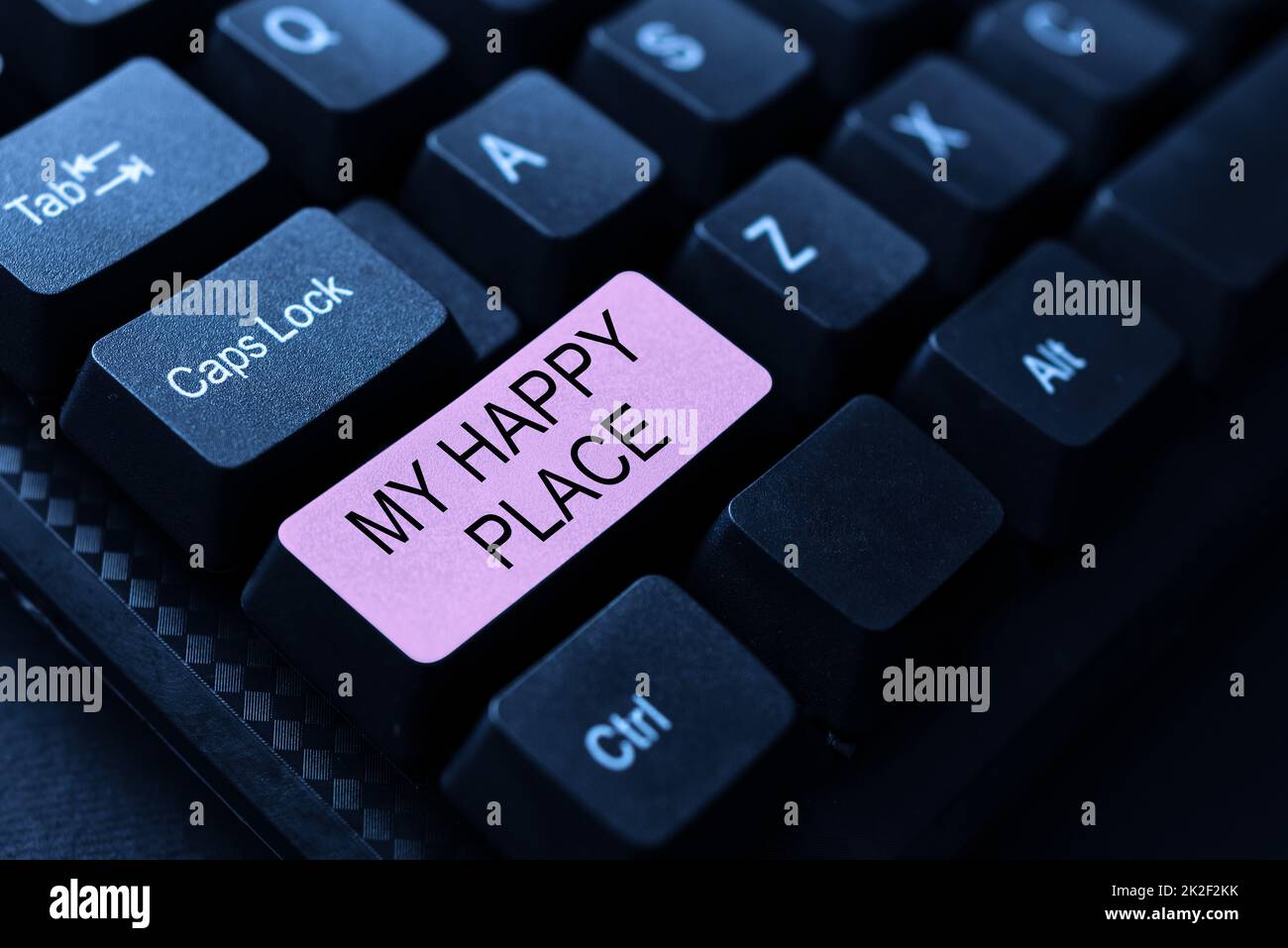 Affiche textuelle indiquant My Happy place. Concept d'affaires quelque chose de gentil s'est passé ou ils se sentent satisfaits de la vie en tapant en ligne des notes de révision de classe, résumé retapant sous-titres pistes Banque D'Images