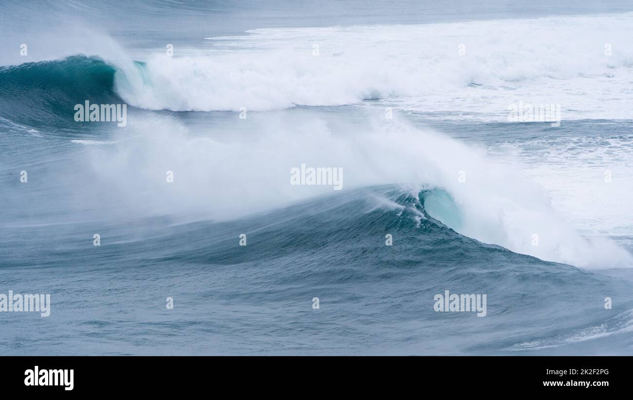 Vague se brisant dans l'eau Banque D'Images