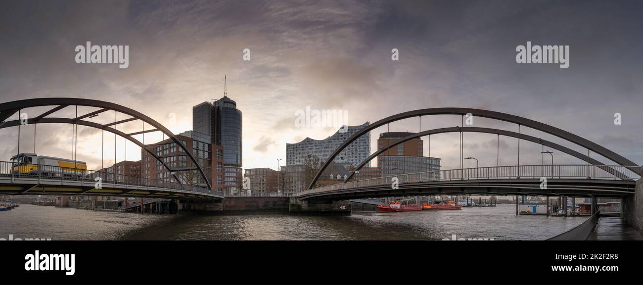 L'ElbphilHarmony à Hambourg tôt le matin par temps ensoleillé Banque D'Images