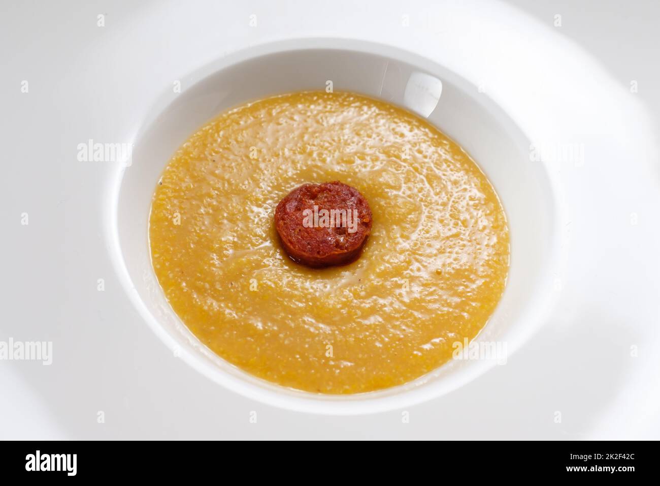 Polenta italienne avec parmesan et saucisse chorizo Banque D'Images