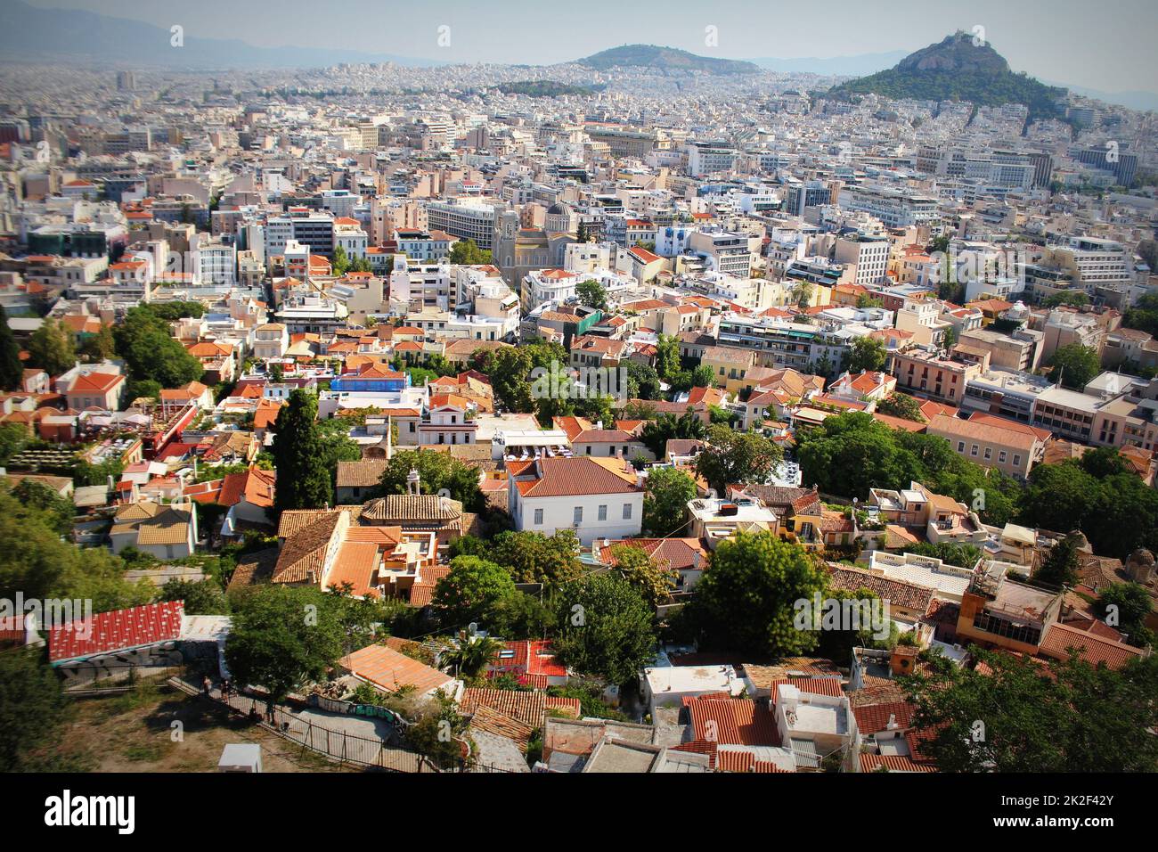 Vue sur la ville et la colline du Lycabette depuis l'Acropole d'Athènes, Grèce. Panorama d'Athènes . Magnifique paysage urbain avec bord de mer Banque D'Images