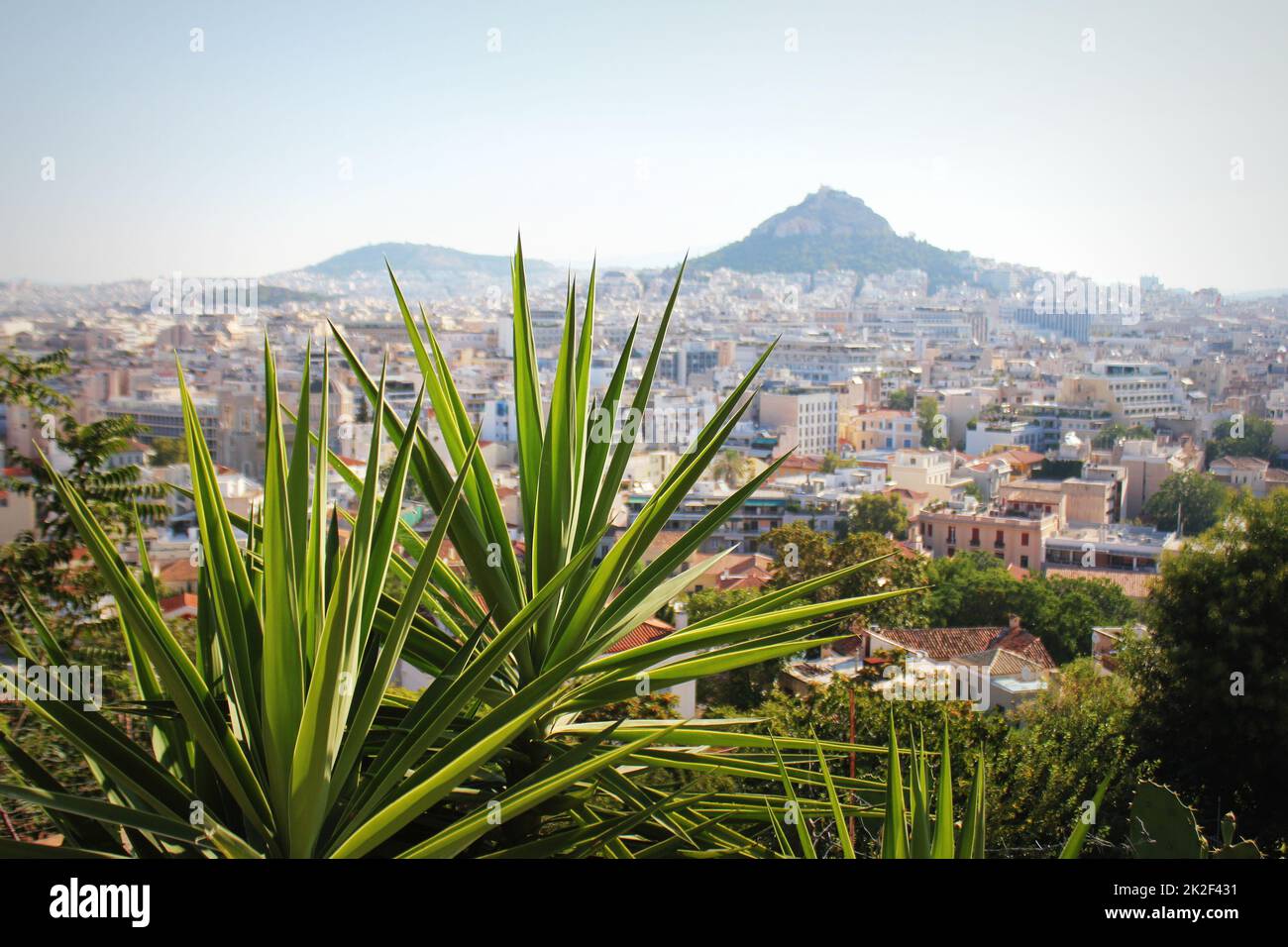 Vue sur la ville et la colline du Lycabette depuis l'Acropole d'Athènes, Grèce. Panorama d'Athènes . Magnifique paysage urbain avec bord de mer Banque D'Images