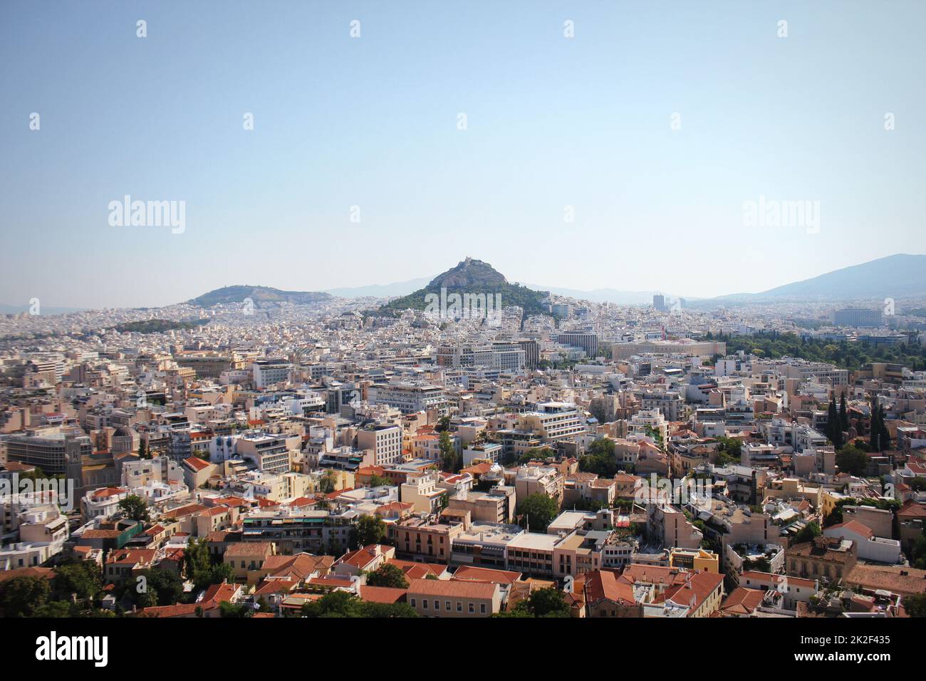 Vue sur la ville et la colline du Lycabette depuis l'Acropole d'Athènes, Grèce. Panorama d'Athènes . Magnifique paysage urbain avec bord de mer Banque D'Images