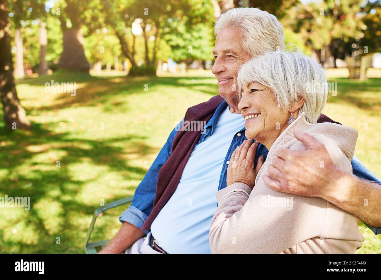 Un engagement qui dure toute une vie. Photo d'un couple senior heureux dans le parc. Banque D'Images