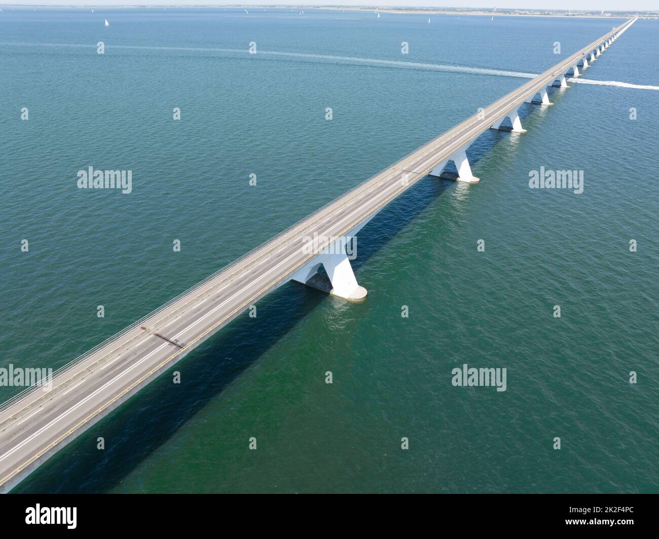 Pont de Zeelandbridge à l'infini dans la vue aérienne de drone de distance. Partie de Delta fonctionne. Infrastructure néerlandaise holland Zeeland. Livraison du transport Banque D'Images