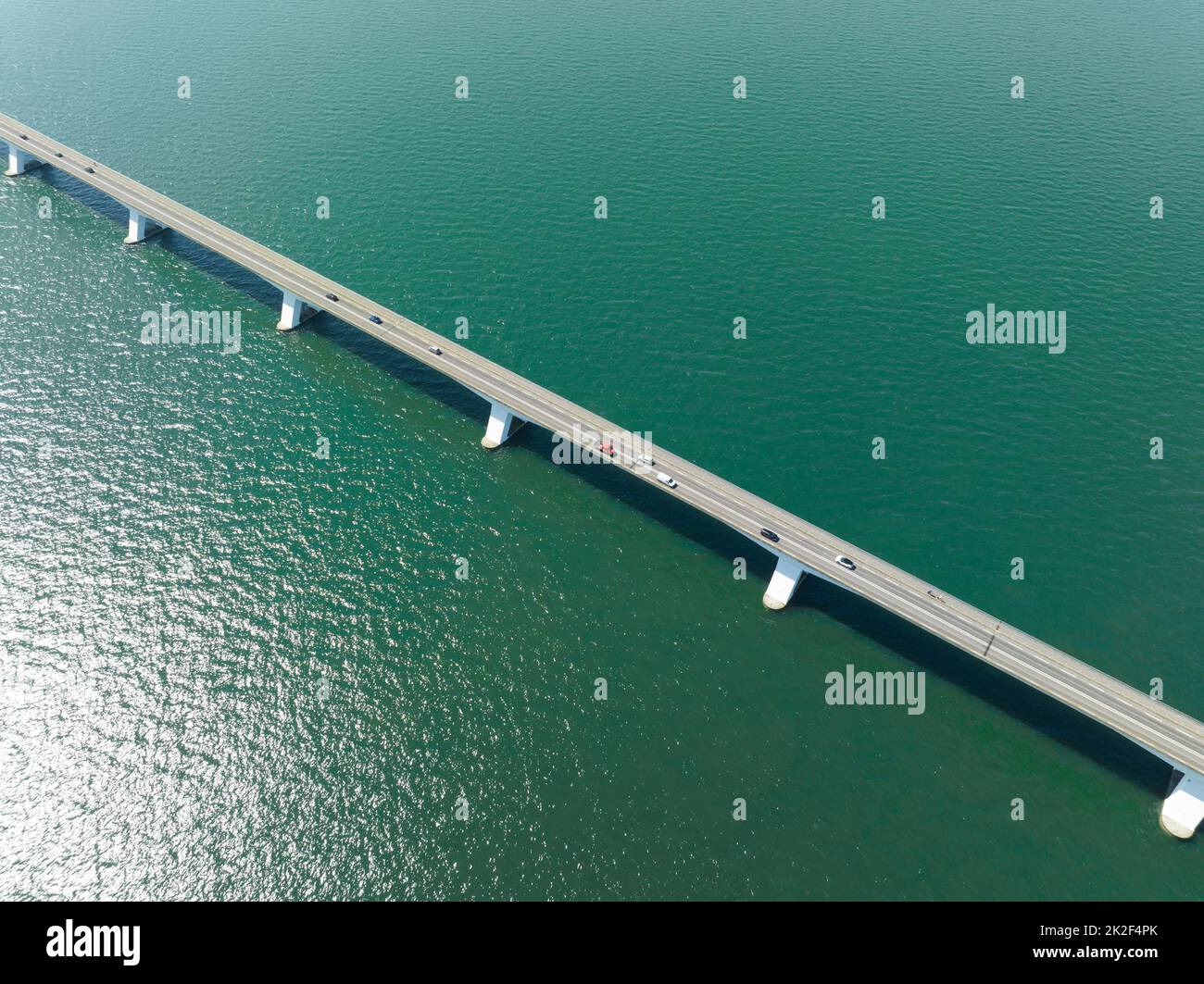 Pont de Zeelandbridge à l'infini dans la vue aérienne de drone de distance. Partie de Delta fonctionne. Infrastructure néerlandaise holland Zeeland. Livraison du transport Banque D'Images
