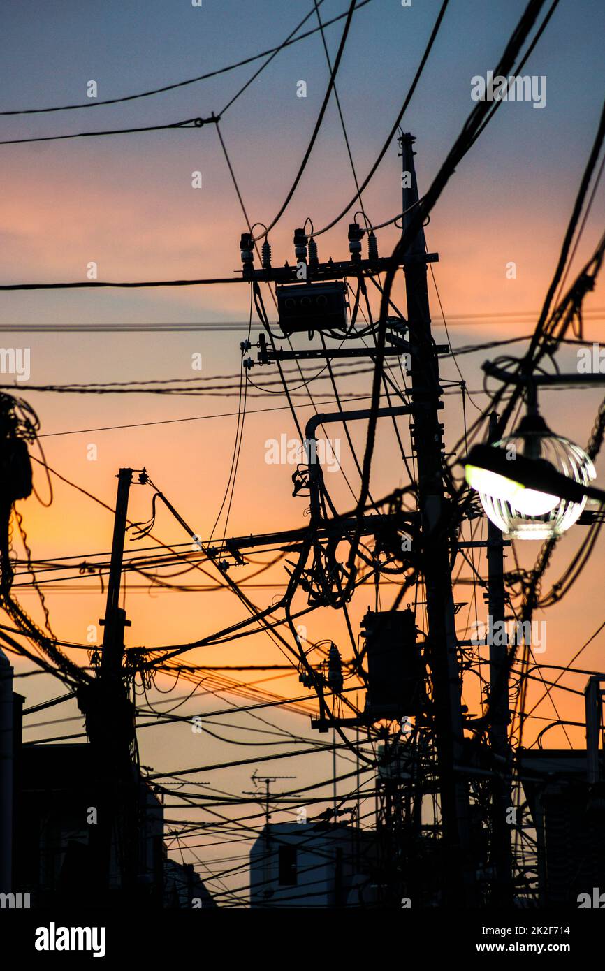 Silhouette de poteau téléphonique et coucher de soleil Banque D'Images