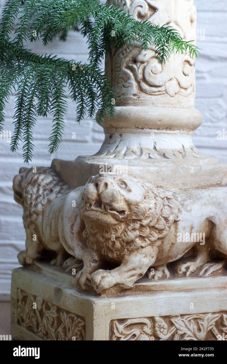 La base d'une colonne d'antiquité avec des lions Banque D'Images