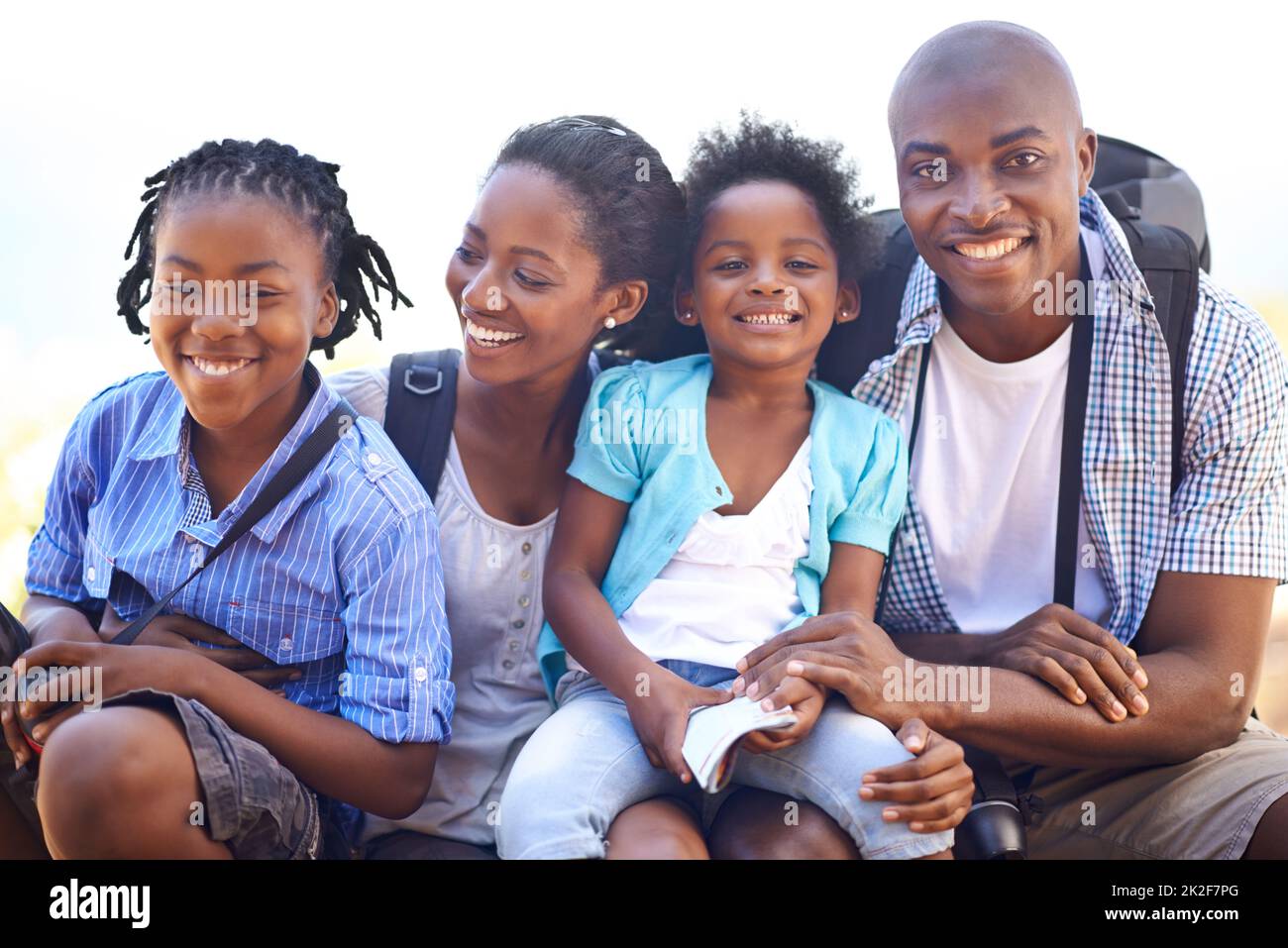 Ils aiment l'air frais. Portrait d'une famille heureuse prenant une pause pendant une randonnée ensemble. Banque D'Images