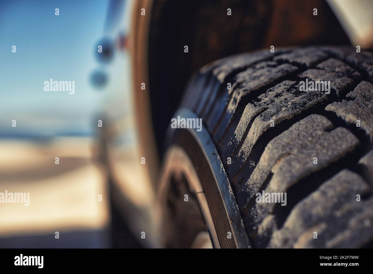 Prêt pour tout ce qui se passe sur la piste. Photo d'un 4x4 lourd en roulant le long de dunes de sable. Banque D'Images