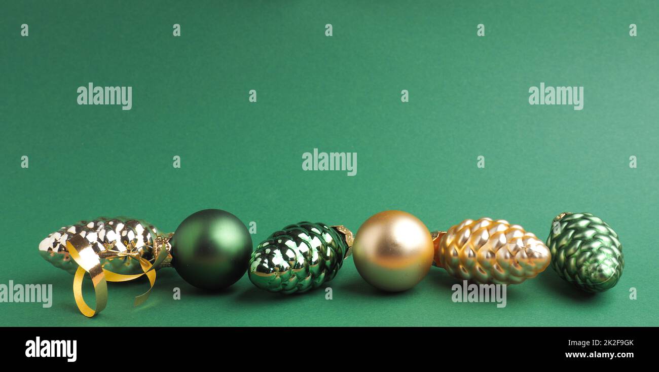 Boules de Noël vintage sur fond vert avec espace pour votre texte ou image, concept de vacances saisonnières Banque D'Images