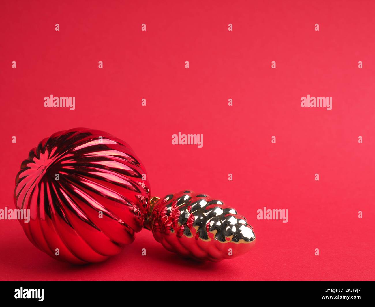 Boules de Noël vintage sur fond rouge avec espace pour votre texte ou image, concept de vacances saisonnières Banque D'Images