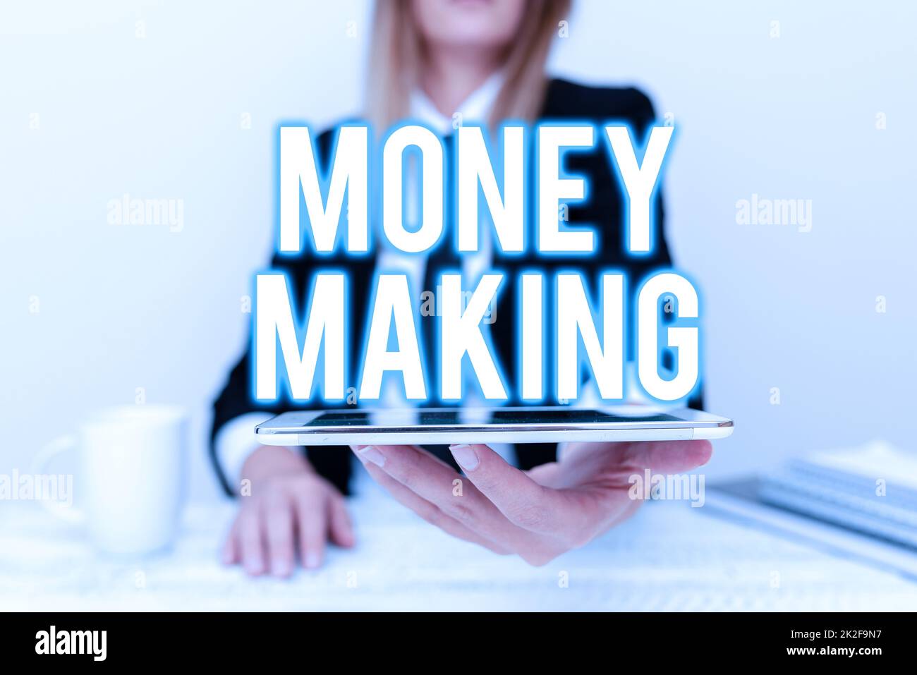 Affiche montrant la monnaie. Idée d'entreprise produisant un profit en particulier avec peu d'effort rentable développeur d'applications présentant un nouveau programme, affichage de l'appareil mis à niveau Banque D'Images