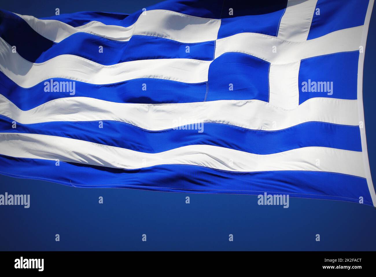 Drapeau national de la Grèce contre le fond de ciel bleu Banque D'Images