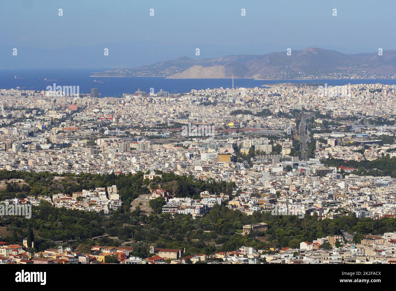 Vue sur la ville depuis la colline de Lycabette à Athènes, Grèce. Panorama d'Athènes . Magnifique paysage urbain avec bord de mer Banque D'Images