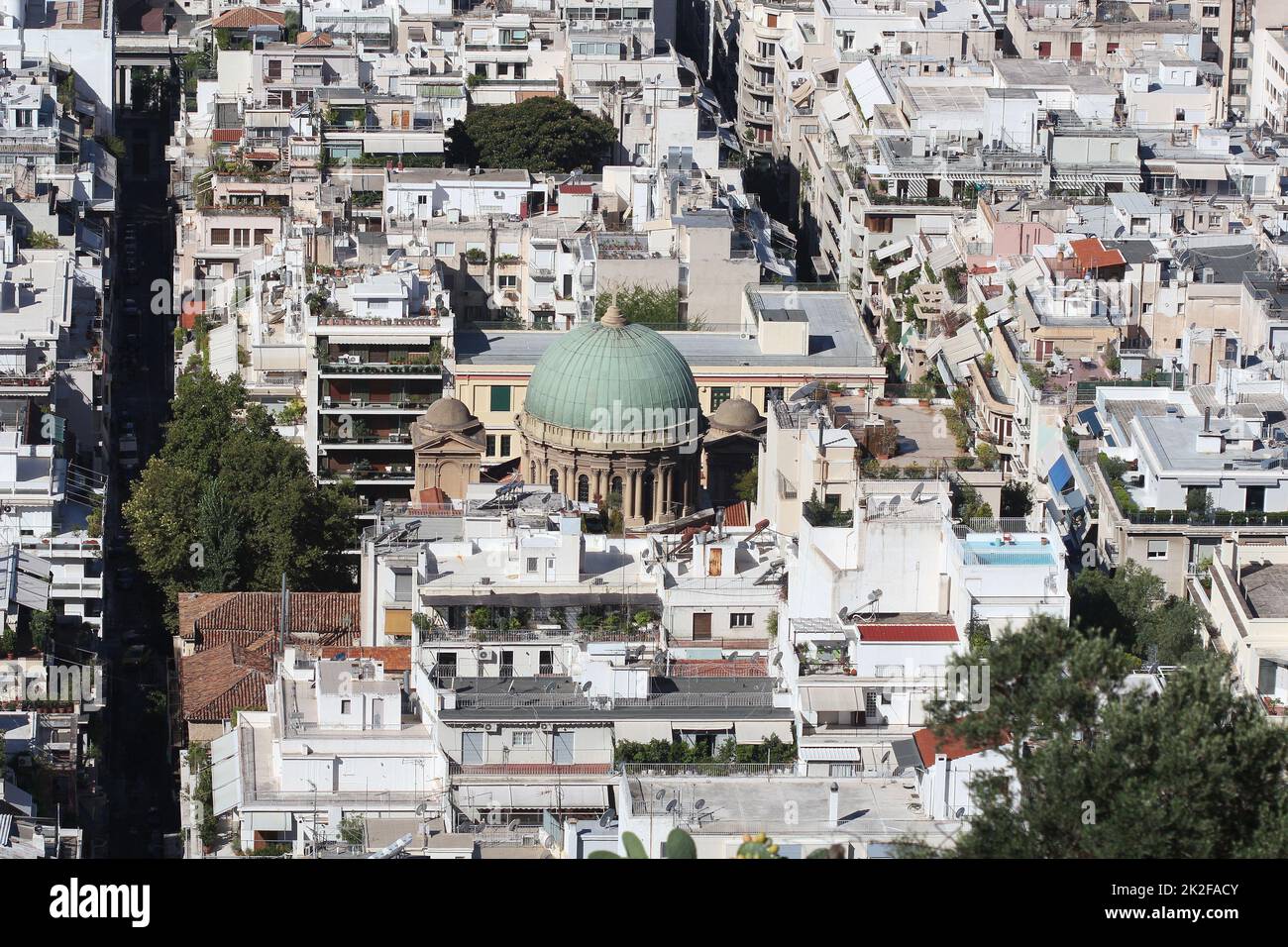 Photo aérienne de la célèbre église de Agios Dionysos aréopage au coeur d'Athènes, Attique, Grèce Banque D'Images