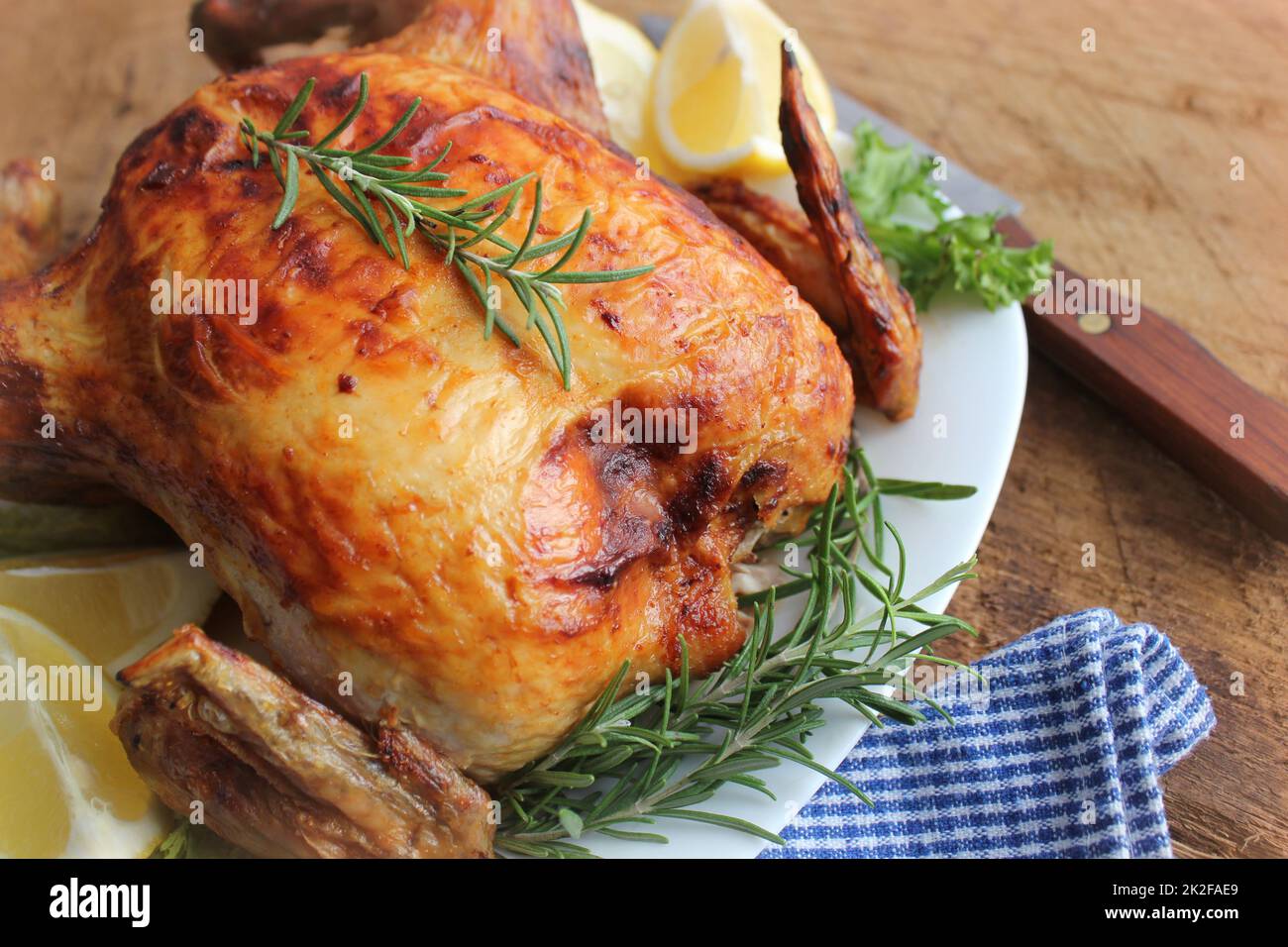 Poulet rôti entier sur un plat blanc Banque D'Images