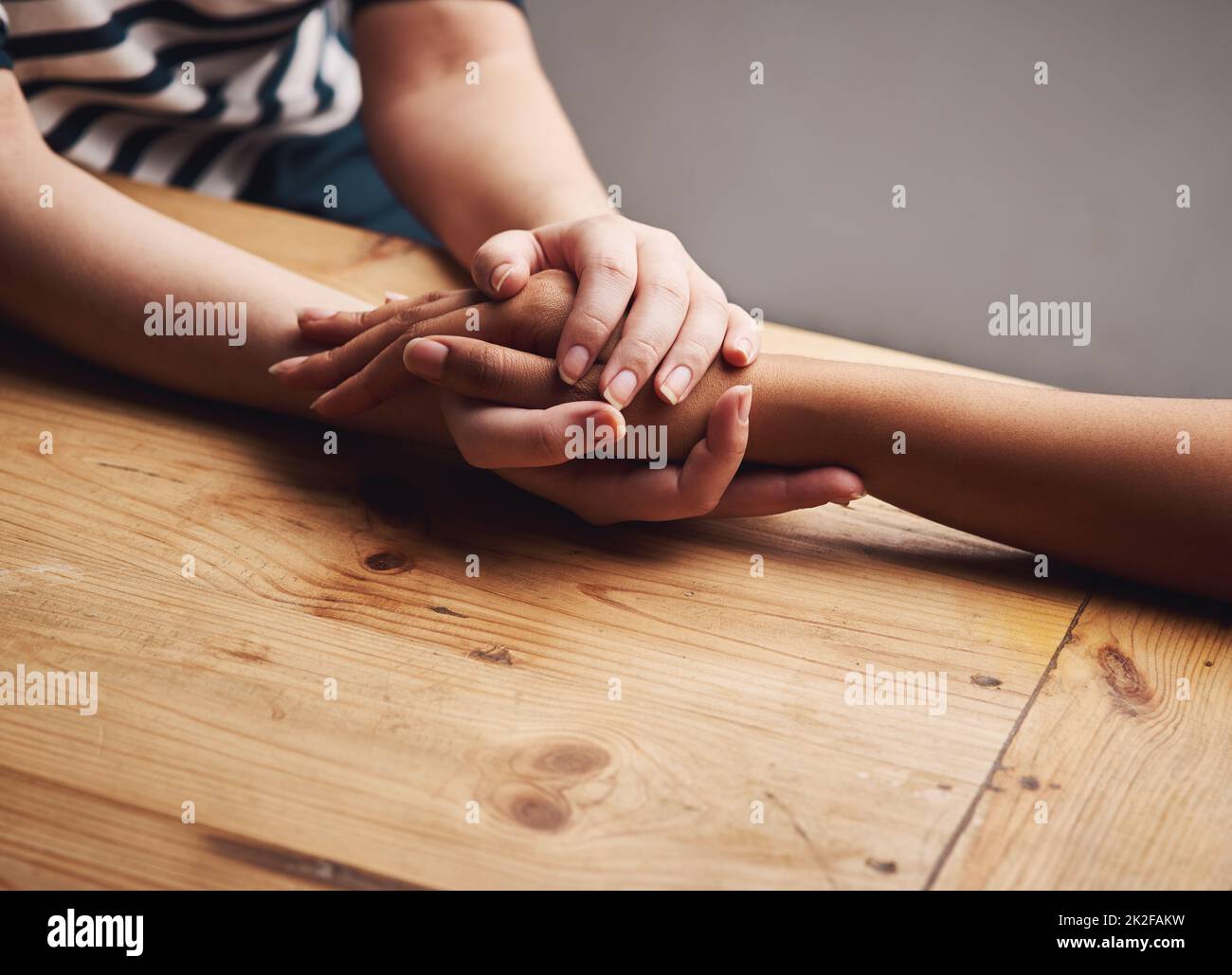 Je suis ici pour vous aider. Photo de deux personnes tenant les mains confortablement. Banque D'Images