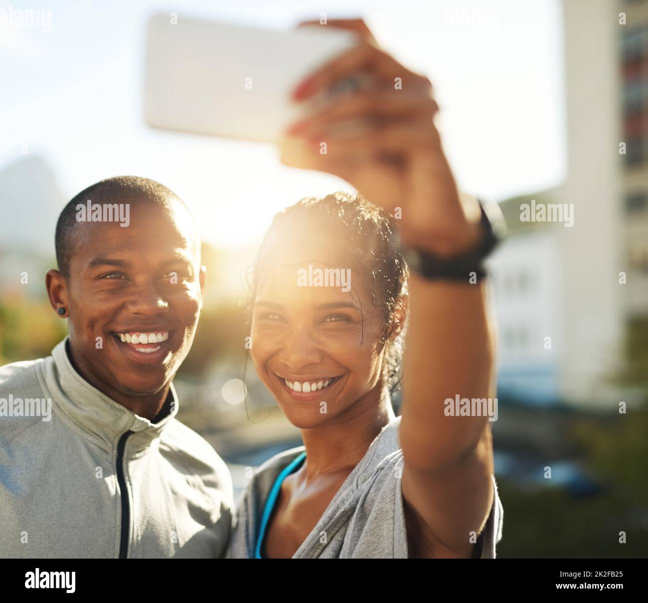 Dynamique et vitalité. Photo d'un jeune couple sportif prenant une photo avec un téléphone portable. Banque D'Images