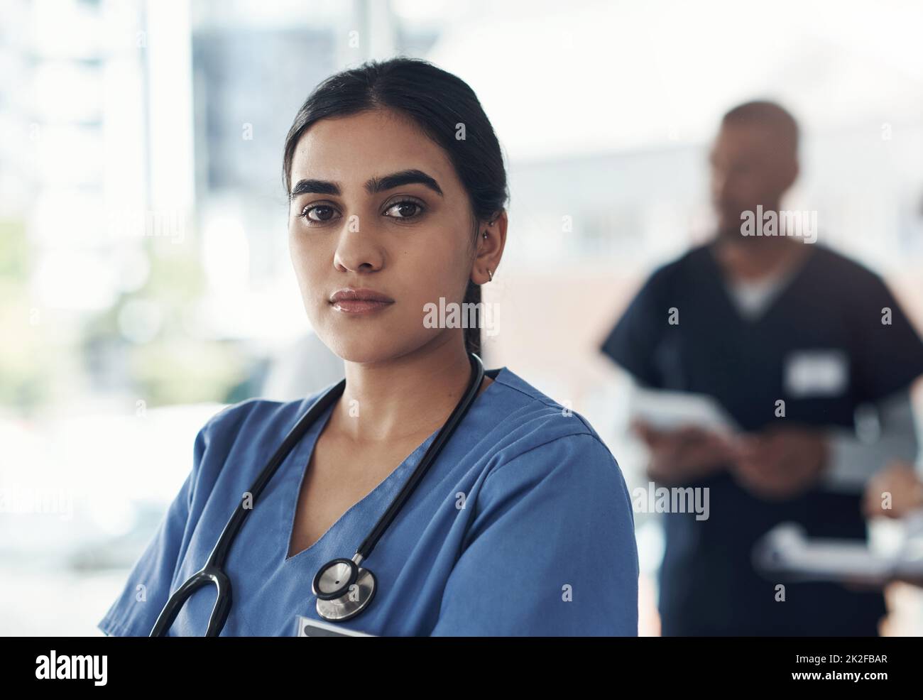 Dr n'est pas seulement mon préfixe, c'est ma superpuissance. Photo d'une jeune femme médecin debout dans le bureau d'un hôpital. Banque D'Images