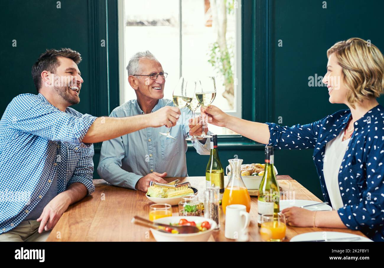 Les gens assis autour de la table Banque de photographies et d’images à ...