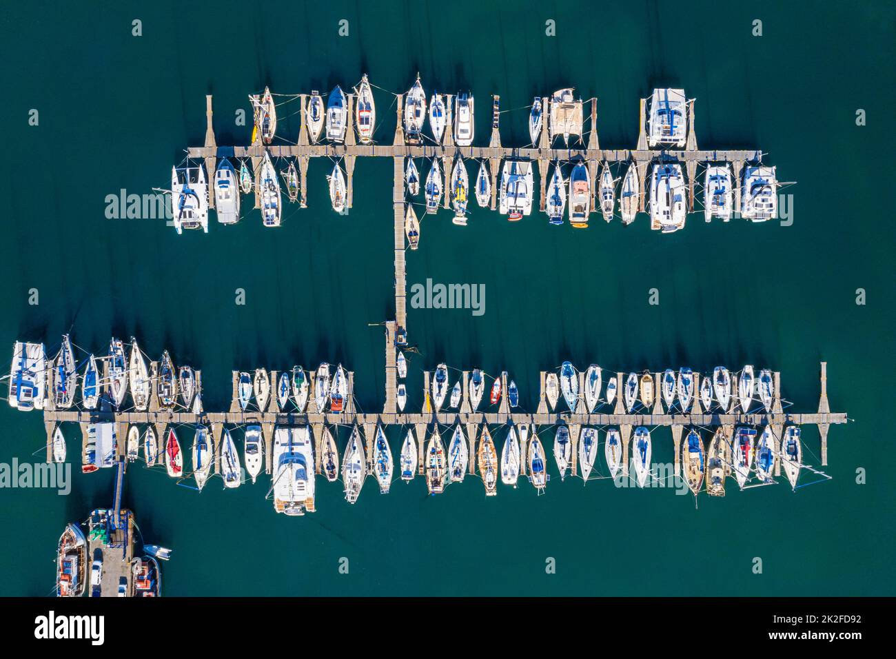 Laisse échapper la voile. Photo en grand angle de bateaux dans un port en bord de mer. Banque D'Images