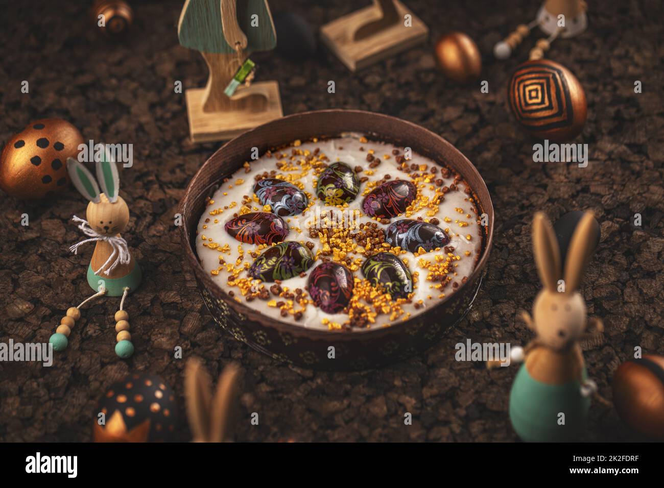 Gâteau aux carottes décoré d'œufs au chocolat Banque D'Images
